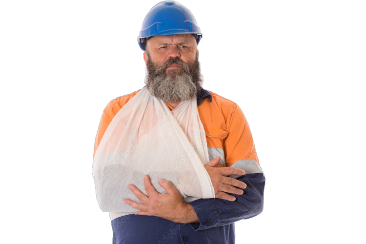 Un homme avec un bandage au bras
